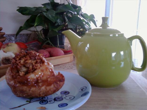 EXIF_JPEG_T422 Sticky bun, teapot, vegetables and plant